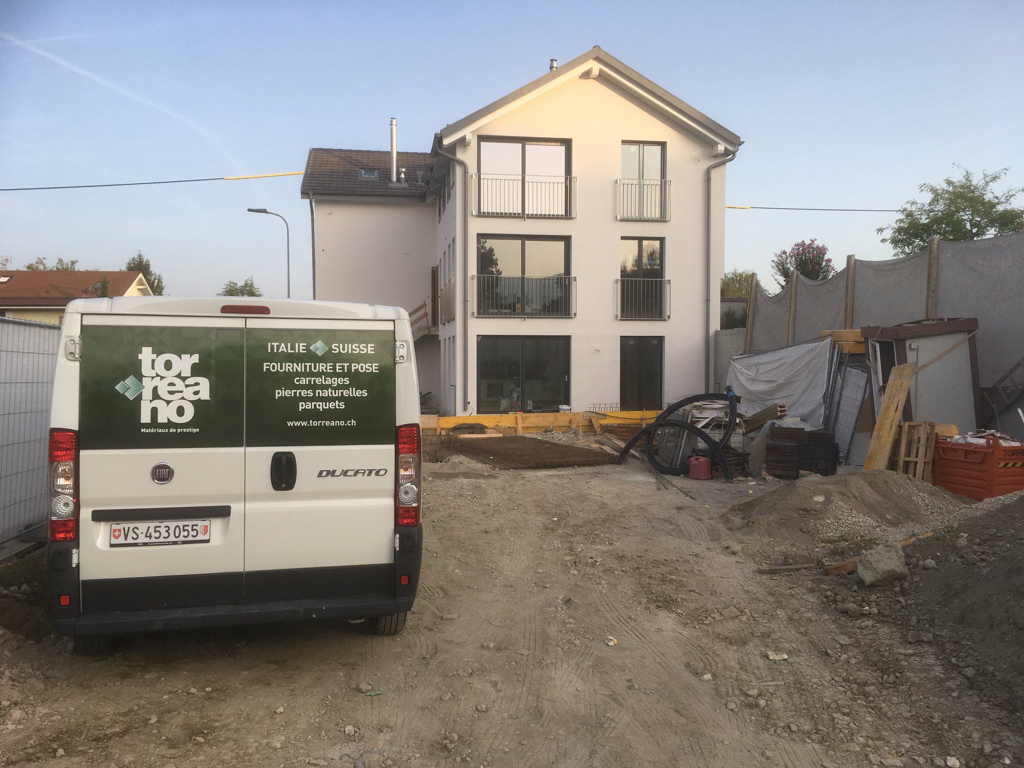 Pose de carrelage sols et murs, intérieurs et exterieurs, création de 7 logements et d'un commerce