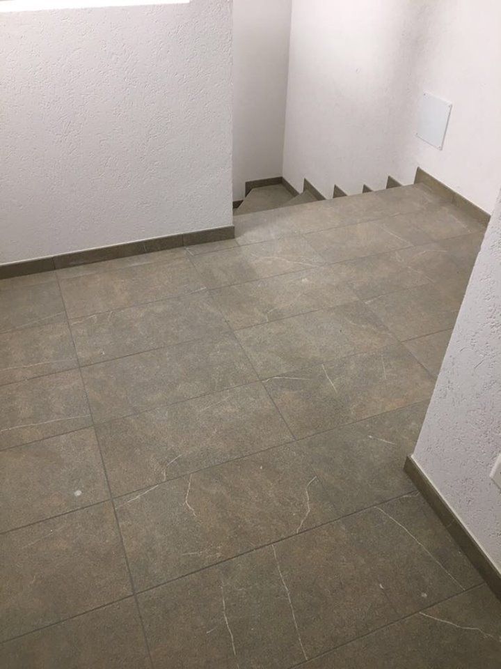 Carrelage posé dans les cages d'escaliers, imitation pierre, anti-dérapant pour assurer la sécurité des locataires.