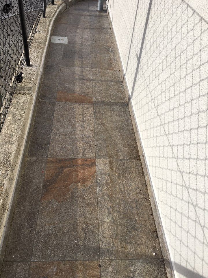 Imitation pierre, anti-dérapant, coloris gris-rouille, format 30x60cm, pose collée