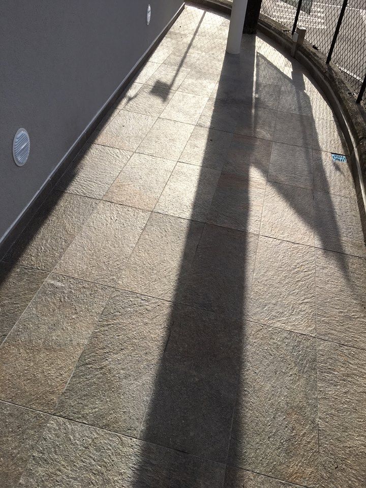 Imitation pierre, anti-dérapant, coloris gris-rouille, format 30x60cm, pose collée