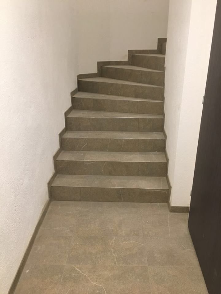 Carrelage posé dans les halls communs, imitation pierre, anti-dérapant pour assurer la sécurité des locataires.