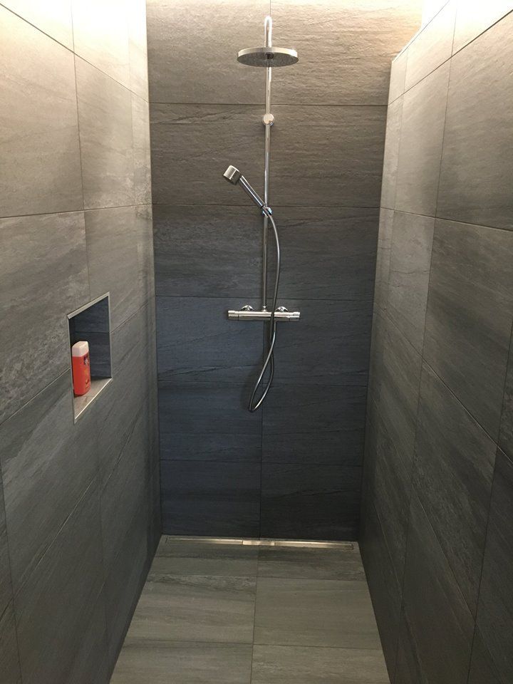 Pose de format 40x60cm sur murs - joints droits - alignement des joints à la colonne de douche