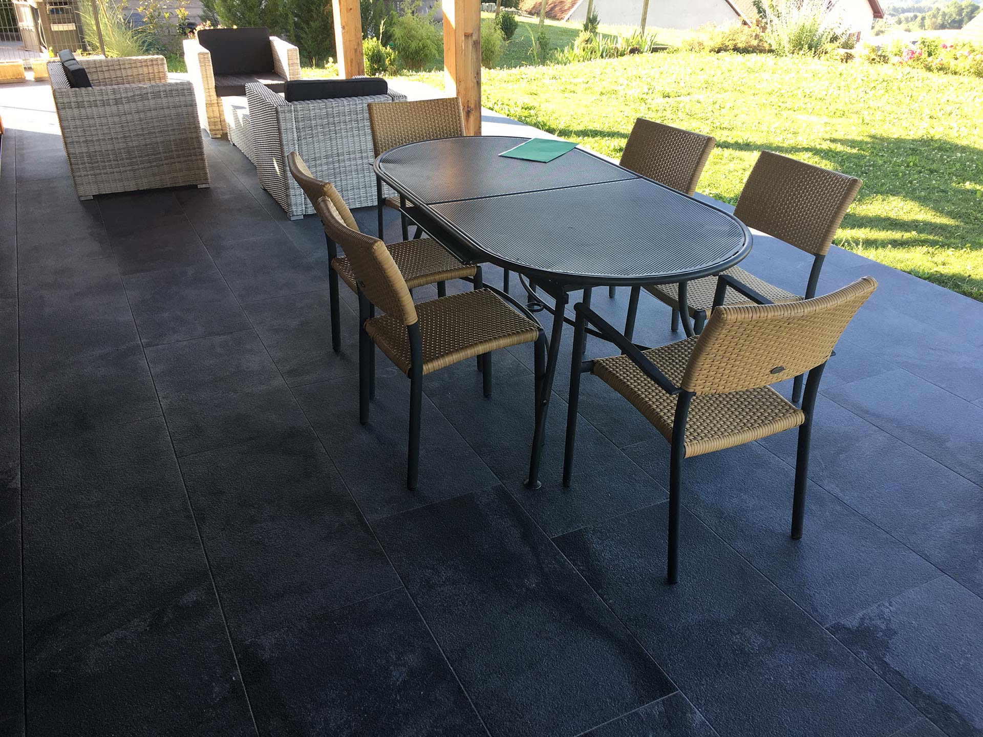 Carrelage anti-dérapant effet pierre pour terrasse extérieure, coloris noir avec veinage