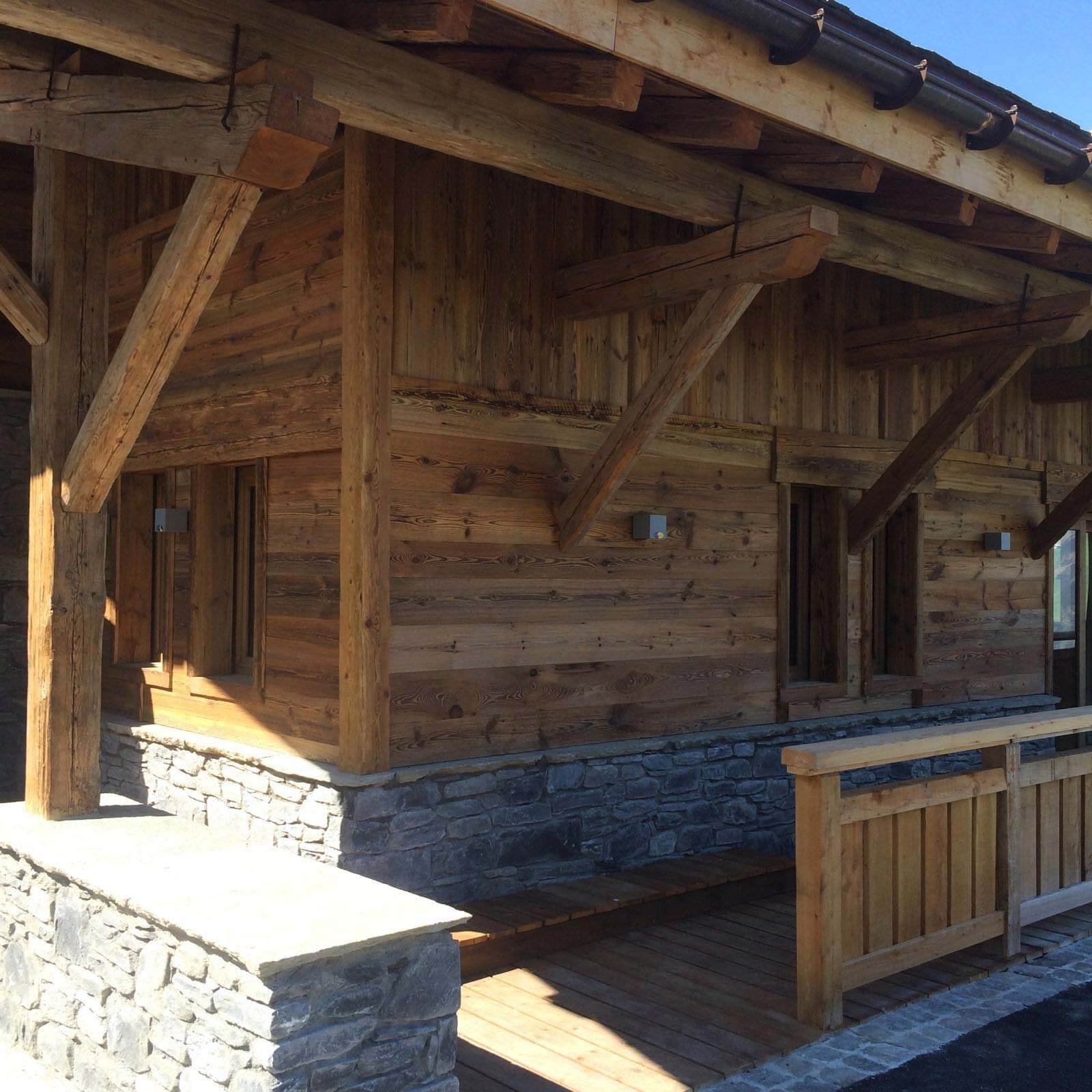 Coloris beige, habillage mural et encadrement de fenêtres