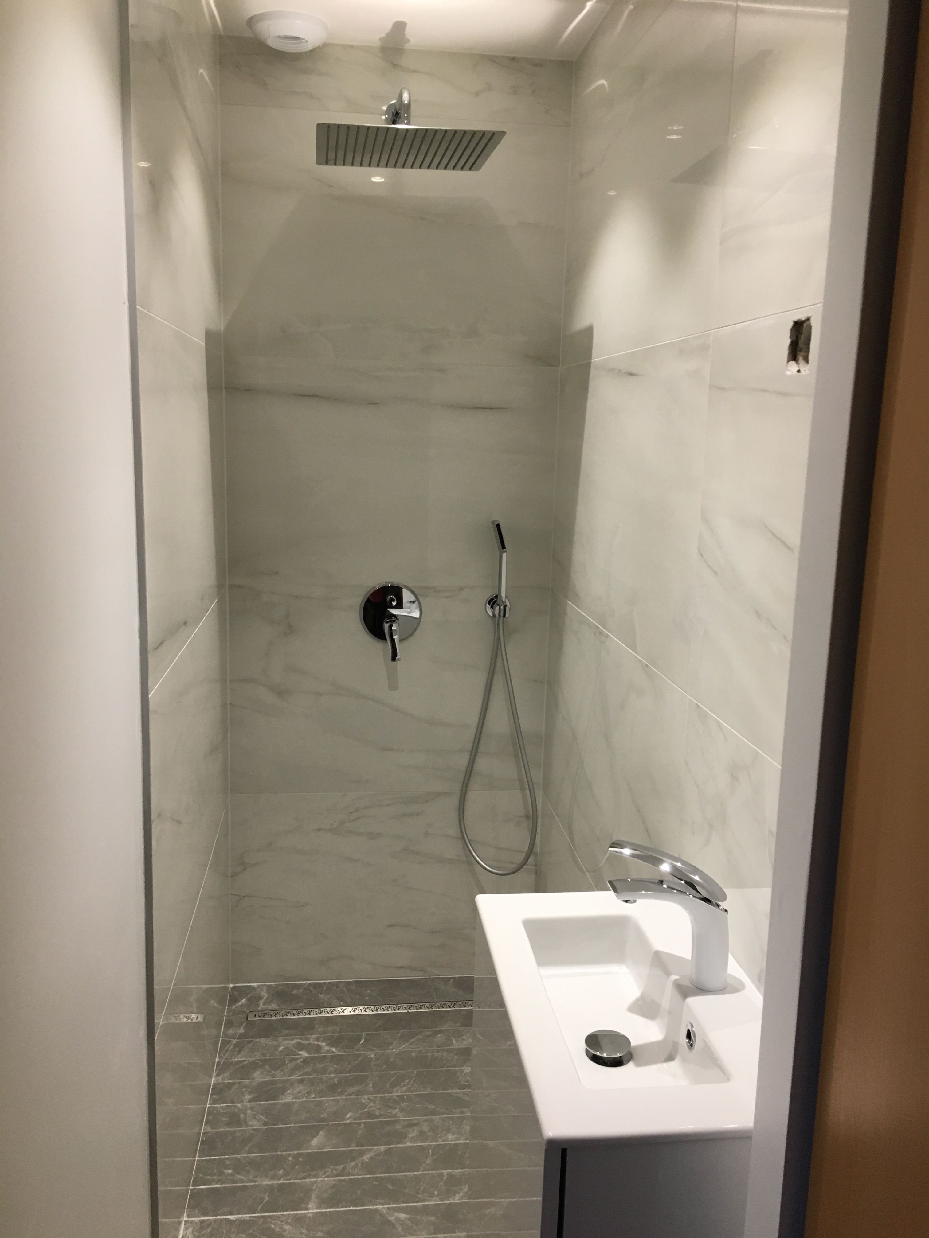 Coloris blanc-gris, imitation marbre de Carrare, format 60x120cm